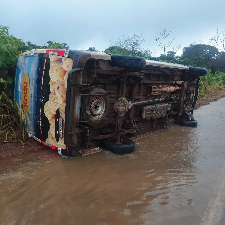 Acidente de trânsito sem vítimas aconteceu na BR 352, KM - 222, Carmo do Paranaíba/MG.