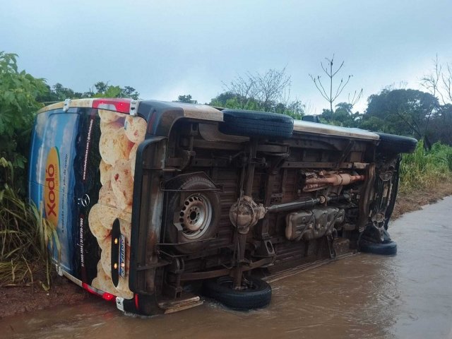 Acidente de trânsito sem vítimas aconteceu na BR 352, KM - 222, Carmo do Paranaíba/MG.