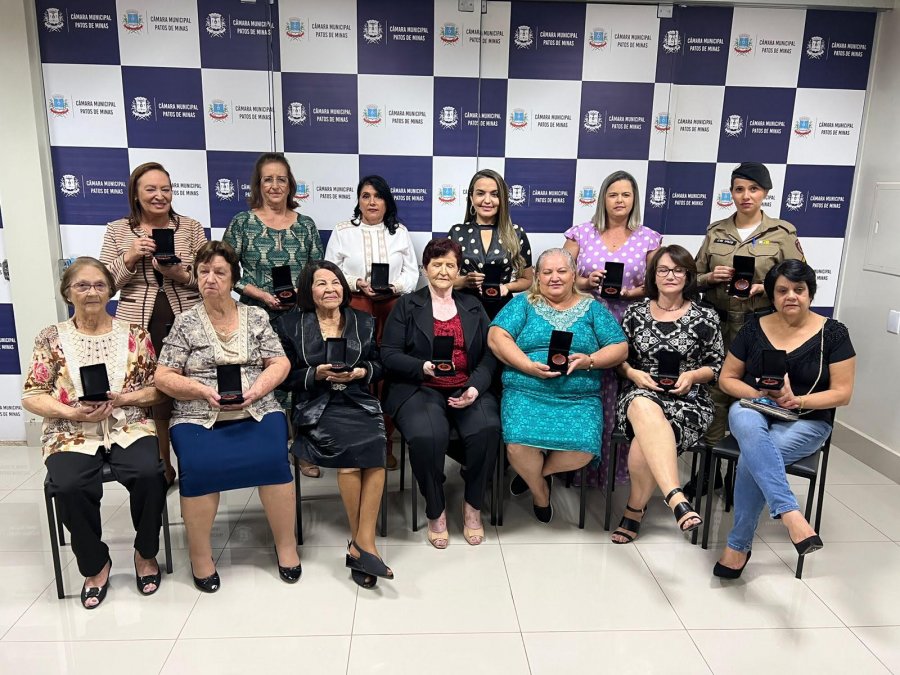 Câmara Municipal de Patos de Minas homenageia mães com a Medalha de Mérito 