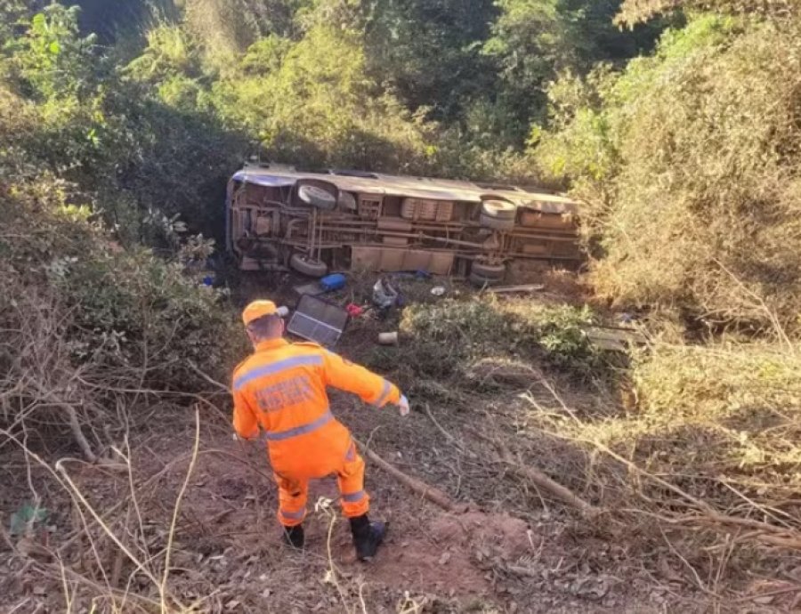 Acidente de ônibus em Araxá deixa um morto e cinco feridos