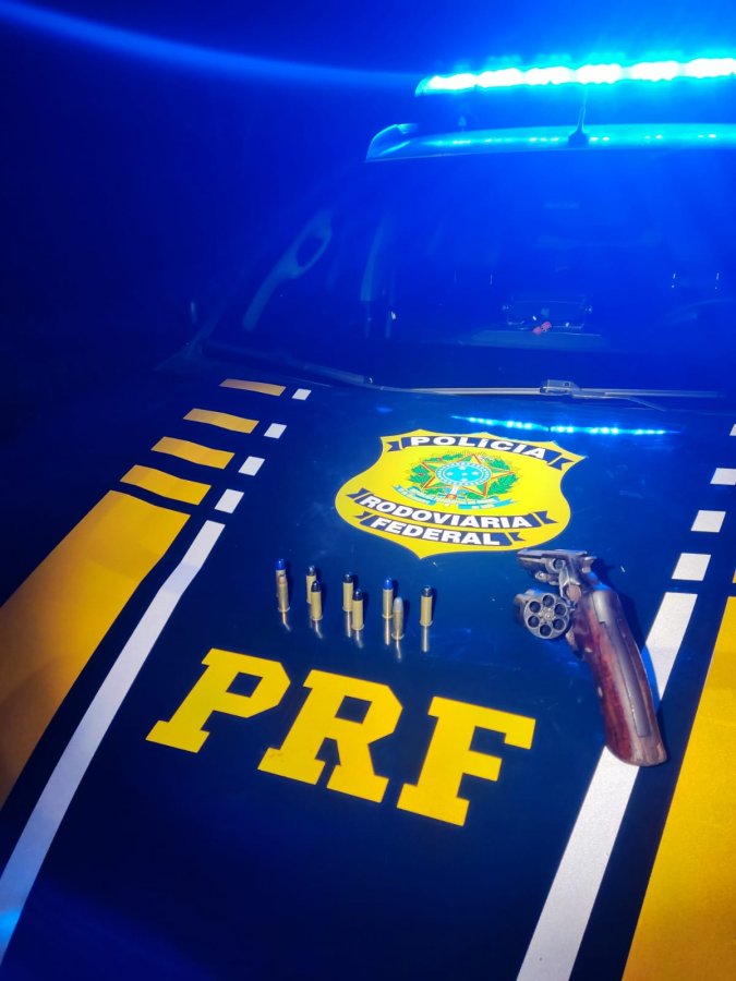 PRF de Patos de Minas realiza prisão por porte ilegal de arma de fogo