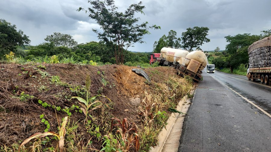 Caminhão sai da pista durante chuva na BR-352 em Carmo do Paranaíba