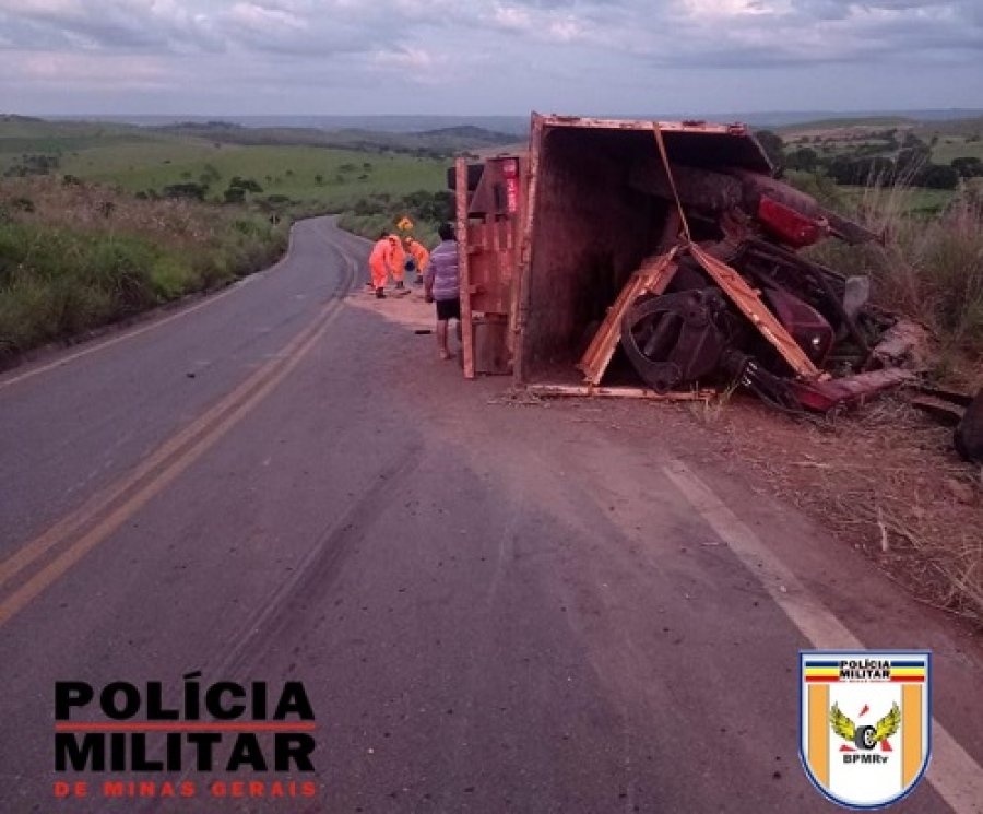 Acidente na MG-230 em Rio Paranaíba: Caminhão tomba após perda de freio