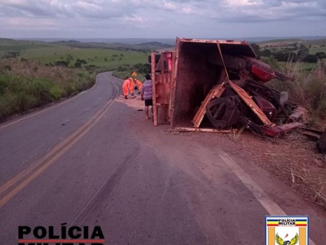 Acidente na MG-230 em Rio Paranaíba: Caminhão tomba após perda de freio
