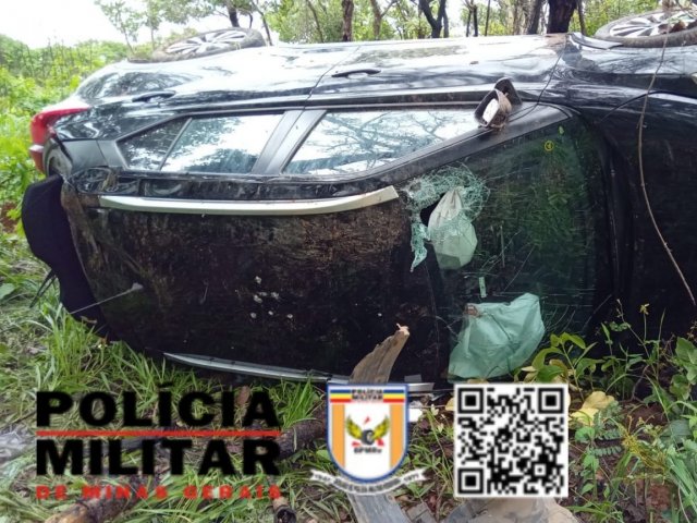 Veículo aquaplana e sai da pista na MG-410 em Presidente Olegário; condutora sai ilesa