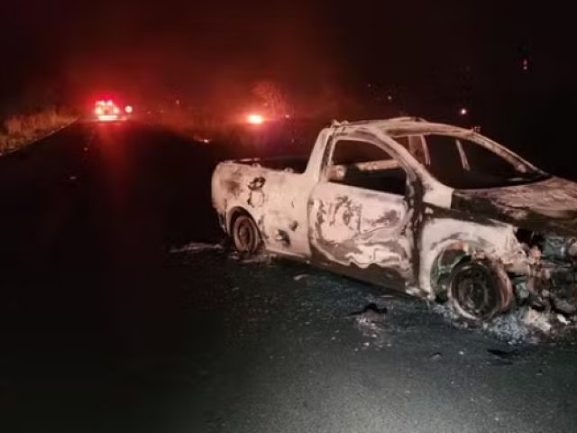 Incêndio em carro na MGC-497: Motorista e passageira saem ilesos
