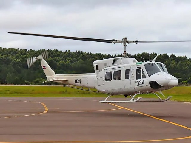 Helicóptero uruguaio ajuda em operações de resgate no RS