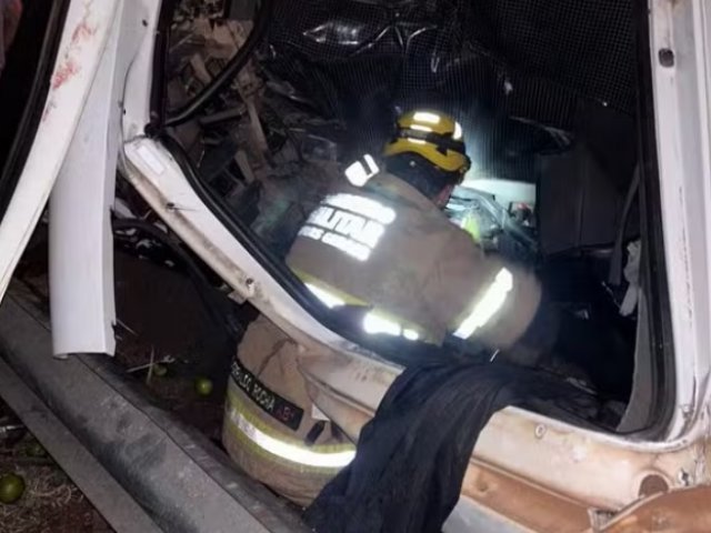 Caminhão capota na BR-364 e motorista é resgatado com vida pelos bombeiros