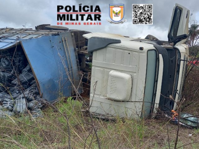 Acidente com caminhão carregado de sacolas plásticas interdita BR-146