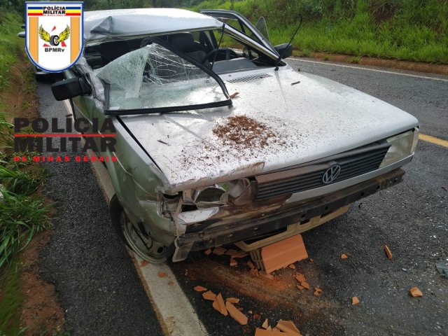 Colisão na MG-230: Caminhão e veículo Gol se envolveram em acidente em Serra do Salitre