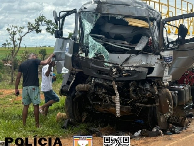 Motorista fica ferido após bater caminhão contra traseira de conjunto veicular na BR-354; em São Gotardo