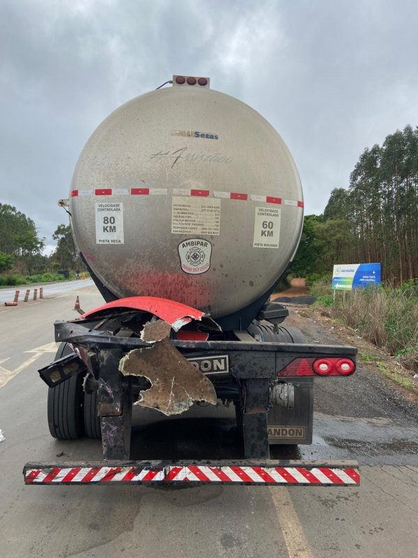 Após mais de 12 horas, trânsito é liberado na BR-365 em Patos de Minas após acidente com carga perigosa