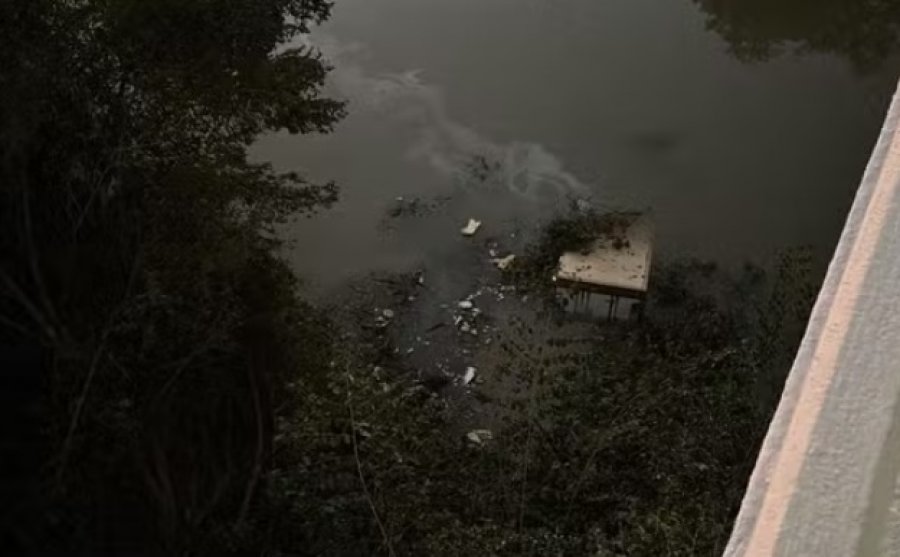 Caminhão cai de ponte no rio Paracatu após motorista perder controle