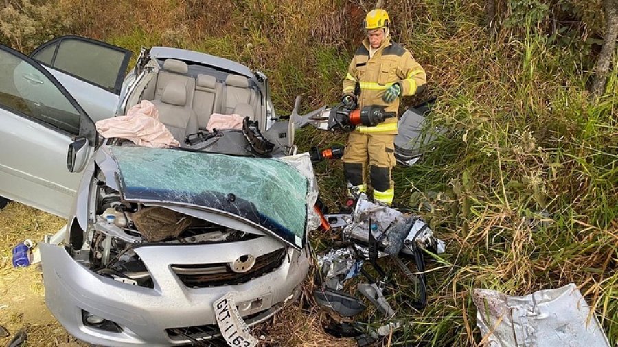 Grave acidente na BR-365 envolve dois veículos e deixa várias vítimas