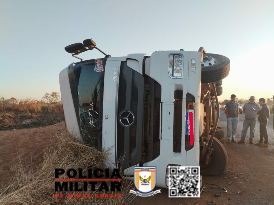 Caminhão tomba na MG-235 em São Gotardo e derrama carga de sorgo