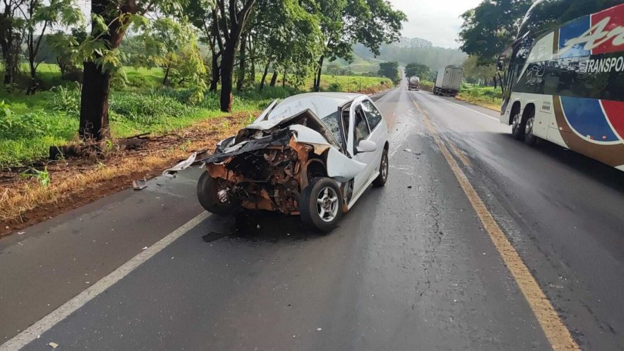 Colisão frontal envolvendo dois veículos na BR 365, na altura do Km 455, próximo a PifPaf.