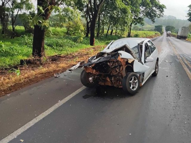 Colisão frontal envolvendo dois veículos na BR 365, na altura do Km 455, próximo a PifPaf.