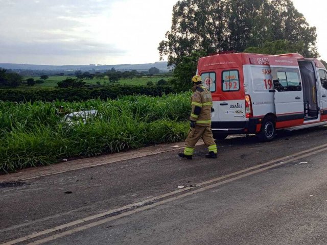 5° Pelotão do 12° Batalhão de Bombeiros Militar em Patrocínio atende ocorrência de colisão entre automóvel e caminhão.