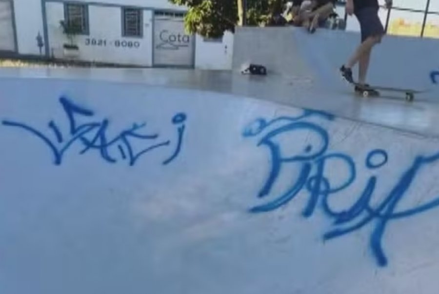Vandalismo na praça: Pista de skate em construção é pichada em Patos de Minas