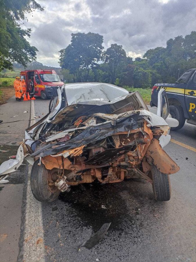 Veiculo de passeio bate na trazeira de um caminhão