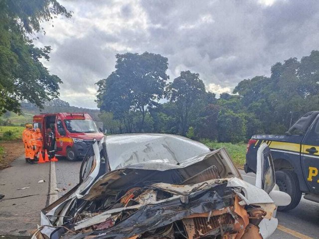 Veiculo de passeio bate na trazeira de um caminhão