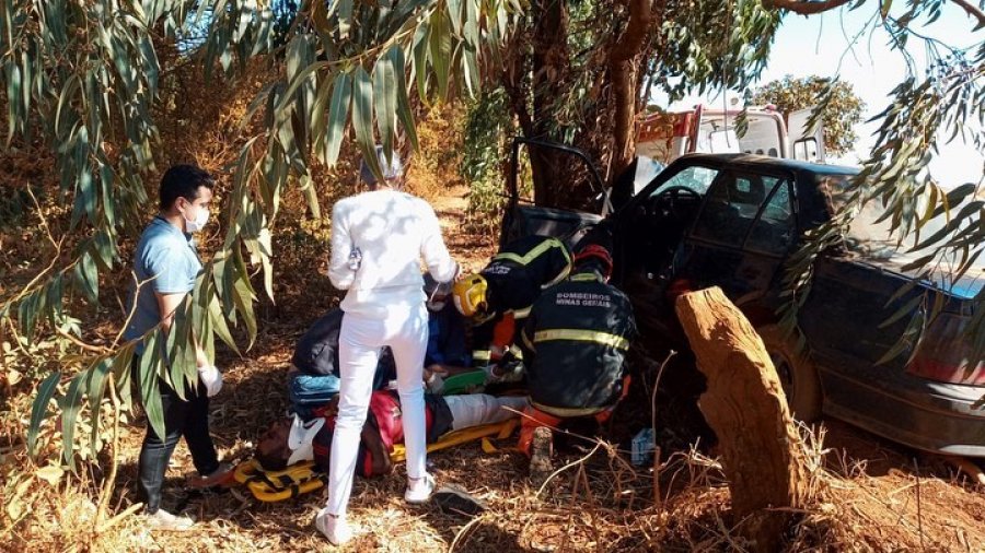 Corpo de Bombeiros atende ocorrência de colisão de carro contra árvore