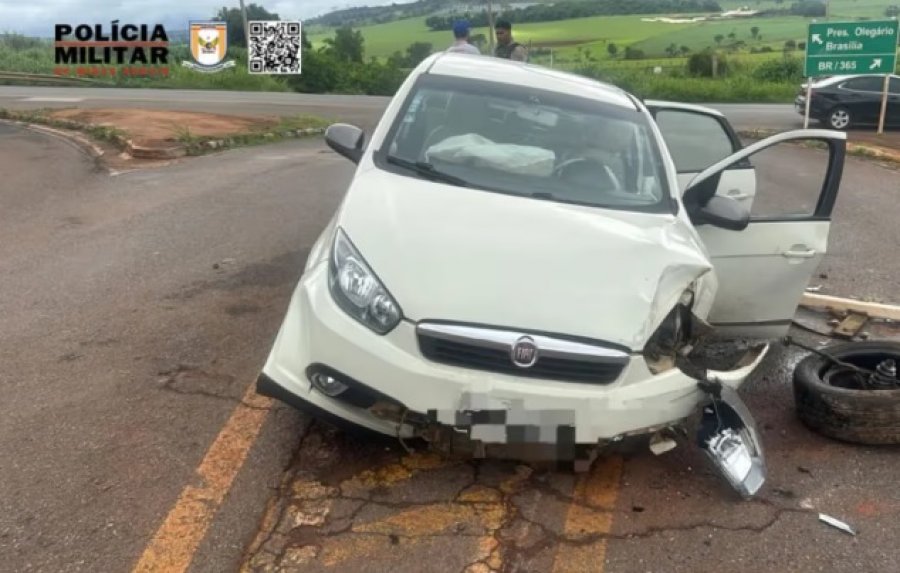 Acidente em Patos de Minas deixa duas jovens feridas