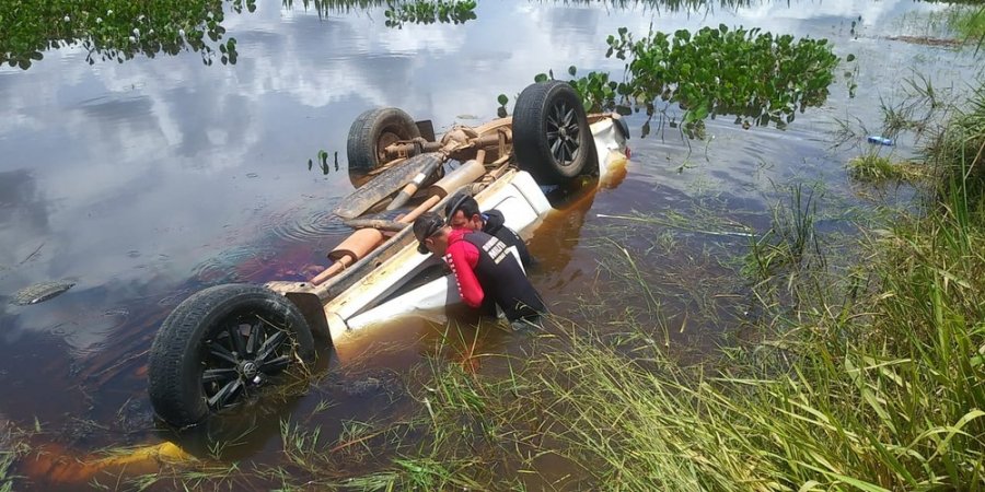 Produtor rural e funcionário morrem após caminhonete cair em represa próxima a Coromandel