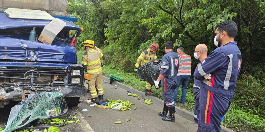 Homem fica preso às ferragens após caminhão com bananas bater em caminhão guincho