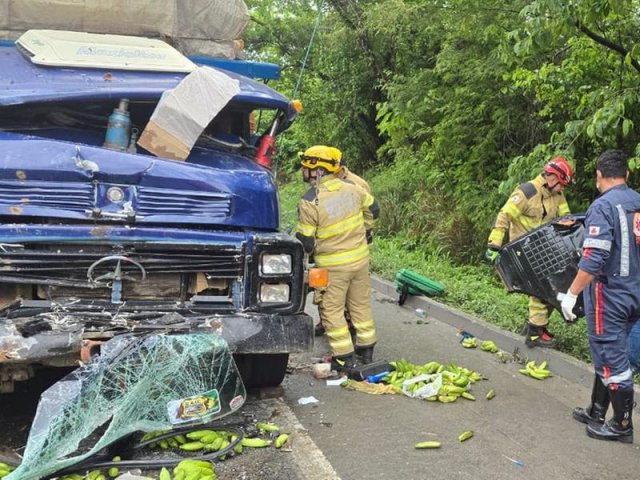 Homem fica preso às ferragens após caminhão com bananas bater em caminhão guincho