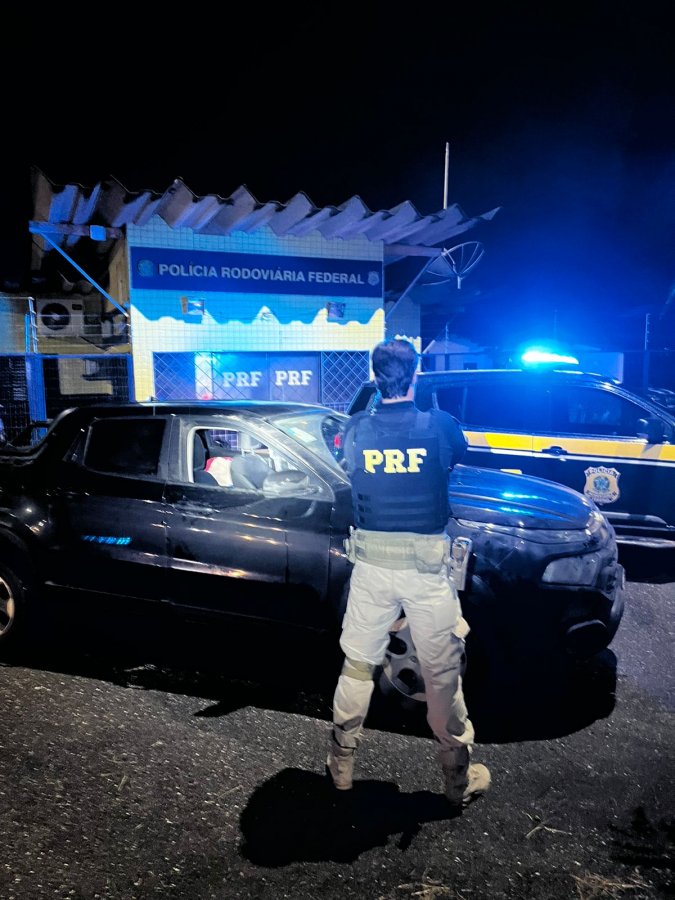 Destacamento da Polícia Rodoviária Federal de Patos de Minas resgata automóvel Fiat Toro roubado no interior paulista