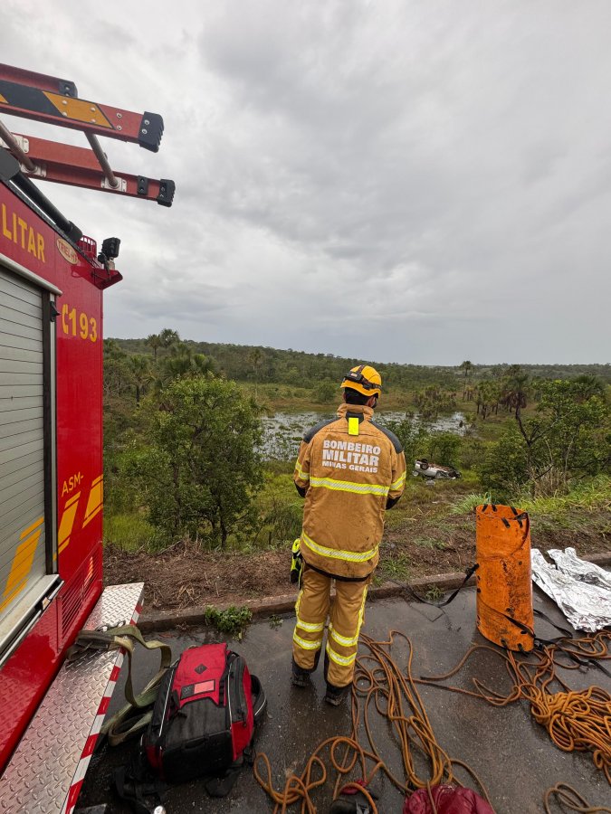 Veiculo aquaplanou, capotou e saiu da pista depois da cidade de São Gonçalo do Abaeté