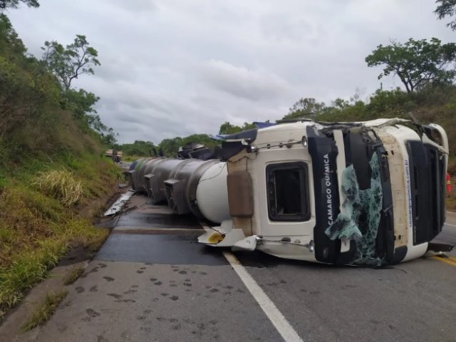 Acidente fatal na BR-262: Colisão envolvendo carreta e caminhão baú
