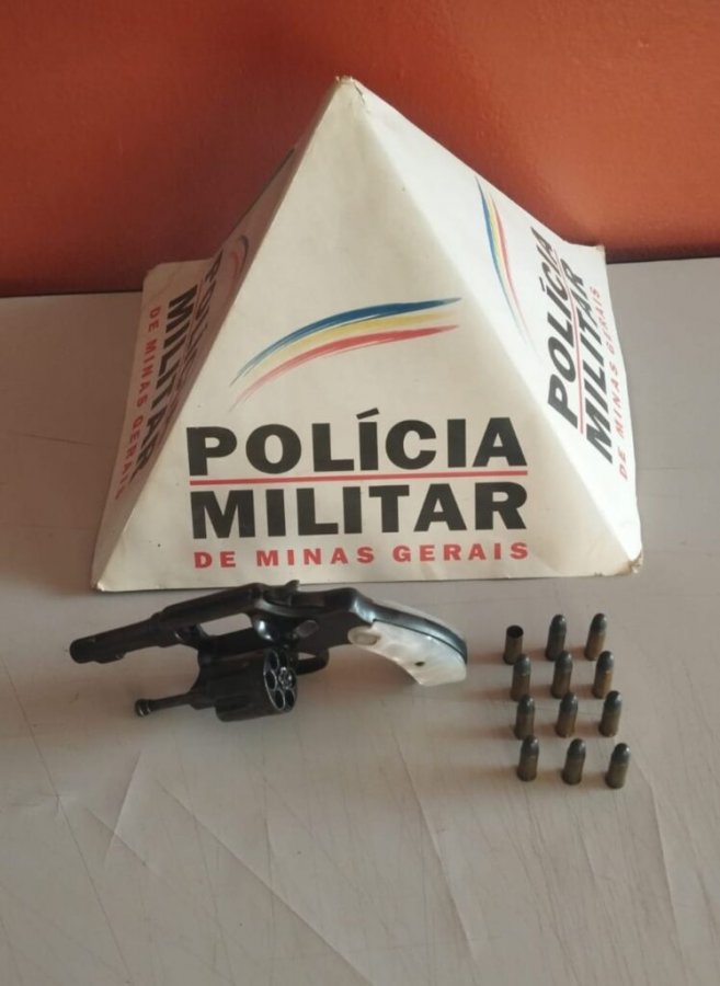 Polícia Militar apreende arma de fogo e prende foragido durante operação em Coromandel