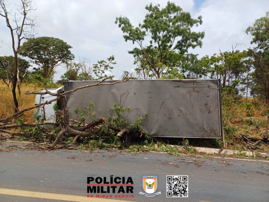 Caminhão tomba devido a pista molhada na MGC-410, em Presidente Olegário