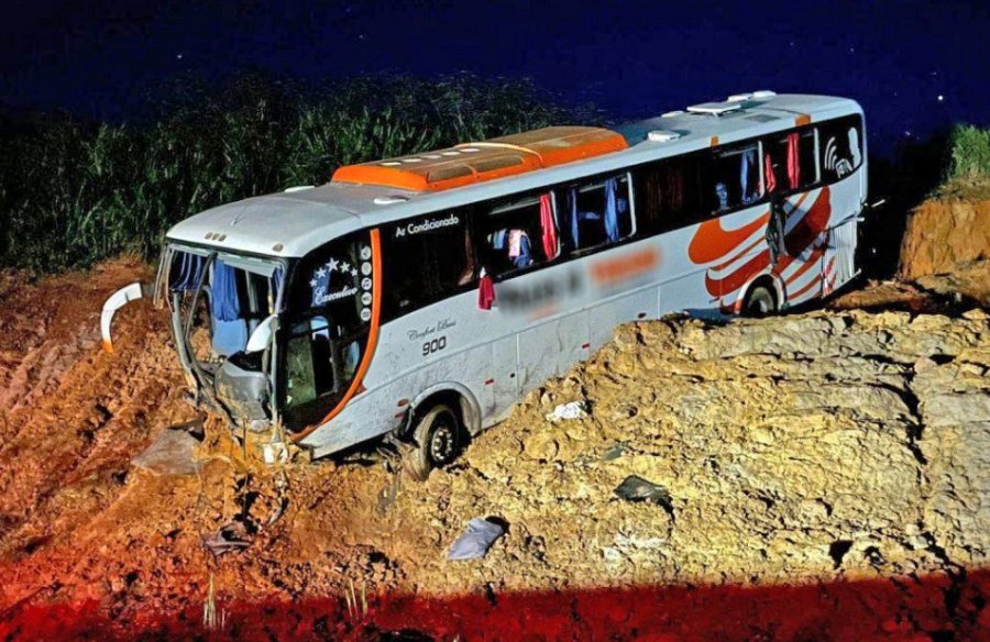 Acidente com ônibus deixa vários feridos na BR-146 em Serra do Salitre