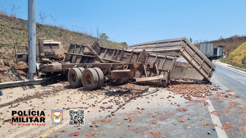 Caminhão com 17 toneladas de tomate tomba na BR-146 em Serra do Salitre