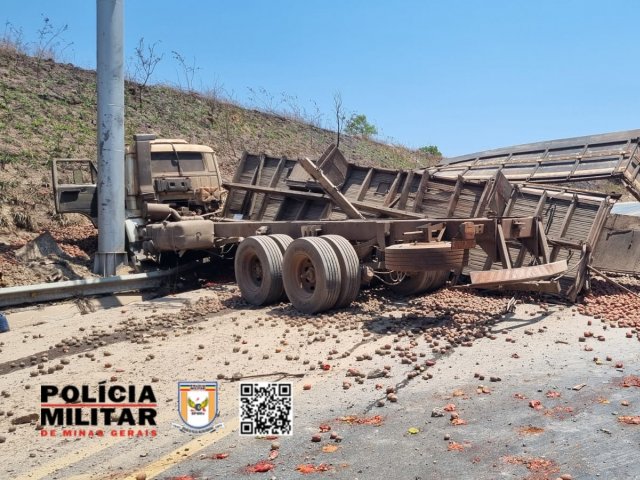 Caminhão com 17 toneladas de tomate tomba na BR-146 em Serra do Salitre