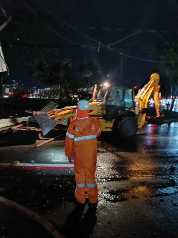 Chuva com rajadas de ventos mobilizou toda equipe do 12º Batalhão do Corpo de Bombeiros