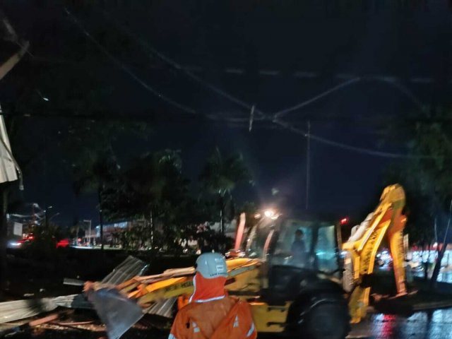 Chuva com rajadas de ventos mobilizou toda equipe do 12º Batalhão do Corpo de Bombeiros