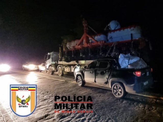Acidente na Serra da Bela Vista: Caminhonete colide na traseira de caminhão, em Presidente Olegário