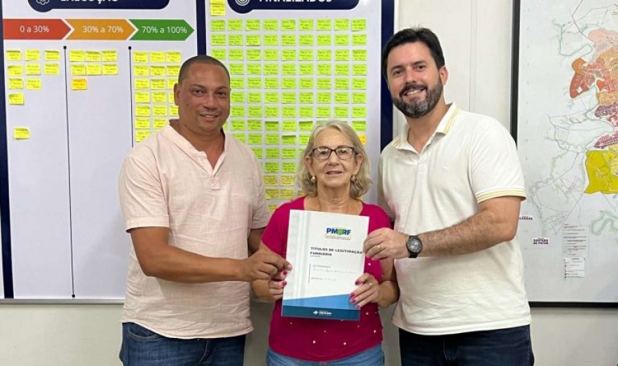 Entrega de escrituras: 24 famílias garantem posse legal de seus imóveis em Patos de Minas