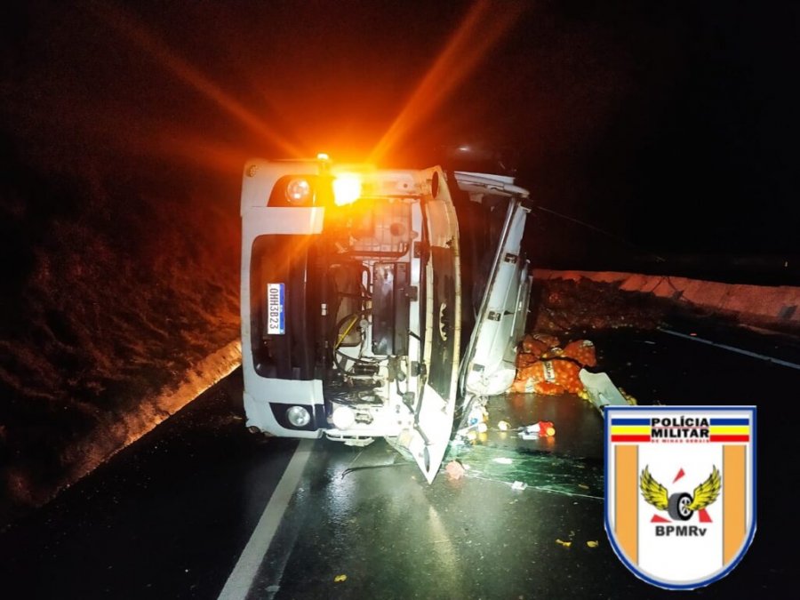 Caos na BR-146: Caminhão carregado de cebolas tomba, interrompendo tráfego em Serra do Salitre