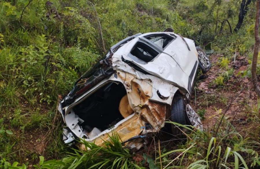 Motorista perde controle em pista molhada e cai em ribanceira na MGC-354