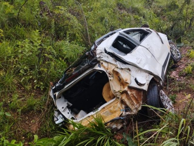 Motorista perde controle em pista molhada e cai em ribanceira na MGC-354