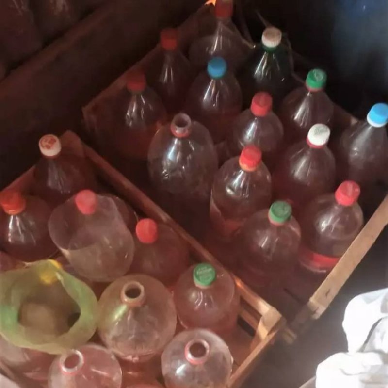 Procon abriu processo administrativo contra proprietários de dois estabelecimentos por estarem vendendo combustíveis em garrafas pet