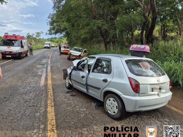 Colisão frontal na MG-188 deixa três feridos em Vazante