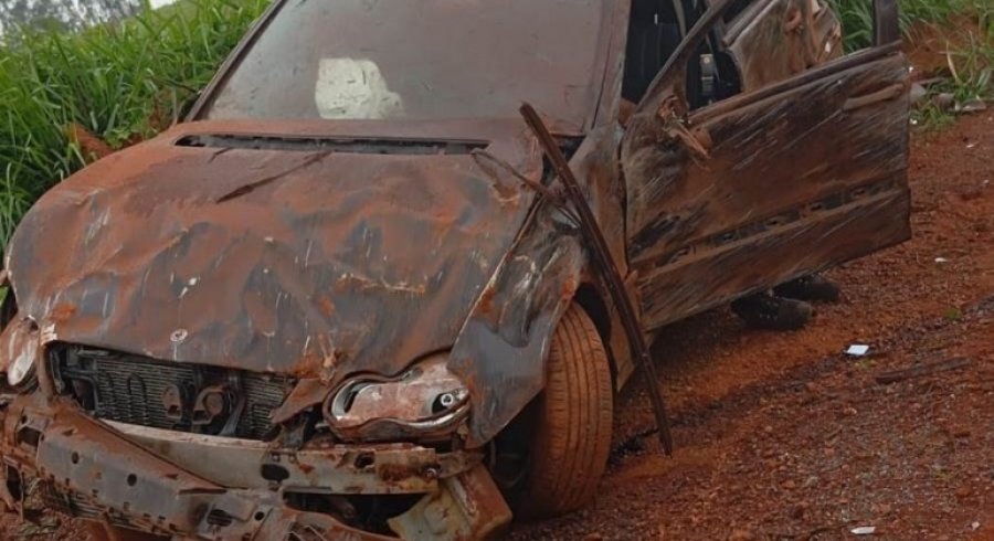 Motorista capota Mercedes C-180 e abandona veículo não licenciado na BR-354