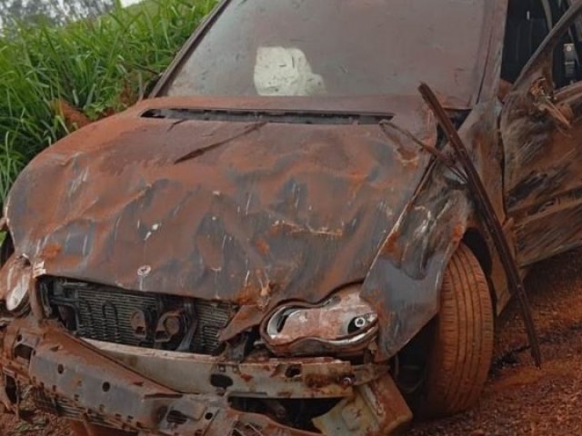 Motorista capota Mercedes C-180 e abandona veículo não licenciado na BR-354