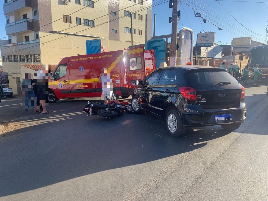 Colisão entre motocicleta e automóvel na Rua João da Rocha Filgueira